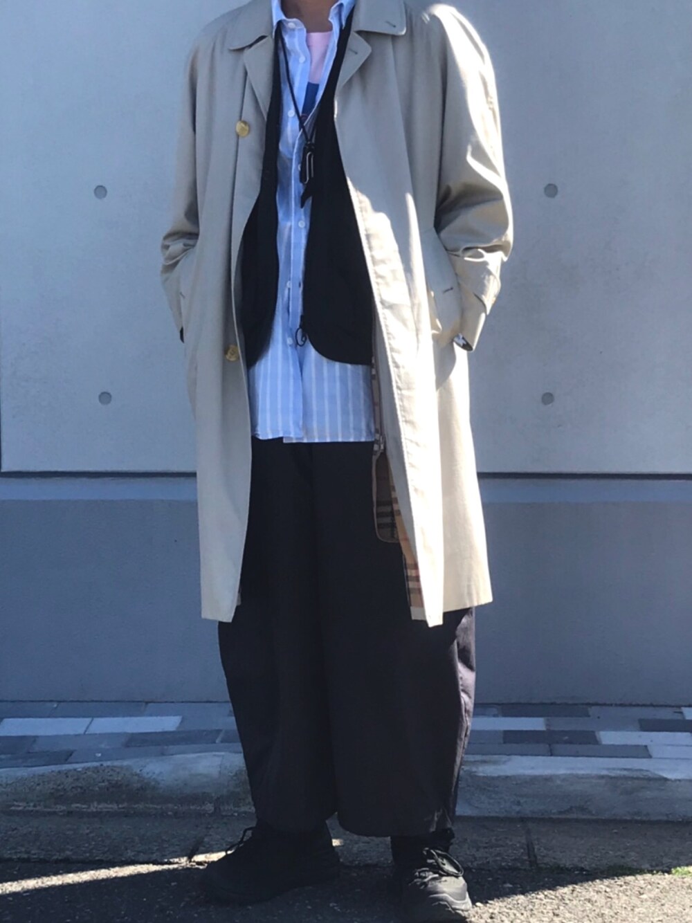 「ワイドパンツ、レイヤードスタイル、古着、ストライプシャツ、ステンカラーコート、フィッシングベスト、ベージュ、トレイルランニング、ブルー、ビッグシルエット」｜「BURBERRYのBURBERRY（ステンカラーコート、ベージュ系）」を使った、そうちゃんさん（メンズ・174cm）の春コーディネートの1枚目の写真