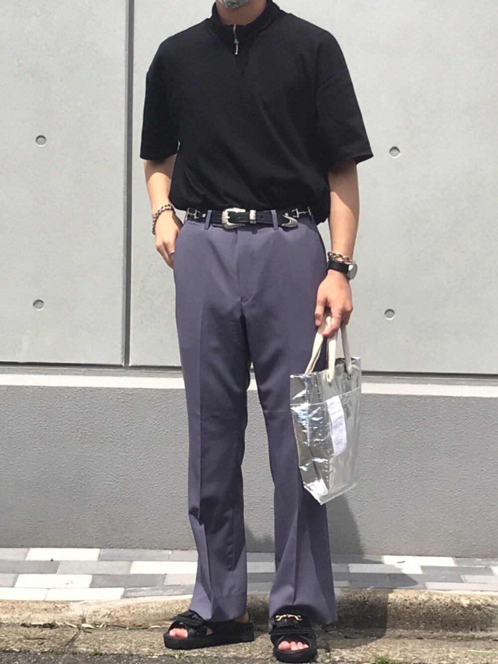 「ブラック、スラックス、ジップTシャツ、パープル、タックイン、フレアパンツ、ベンサン、センタープレス、アクセサリー、ホースビット」｜「LITTLEBIGのLITTLEBIG Zip Hi-Necked (LB191-TS04)（Tシャツ/カットソー、ブラック系）」を使った、そうちゃんさん（メンズ・174cm）の夏コーディネートの1枚目の写真