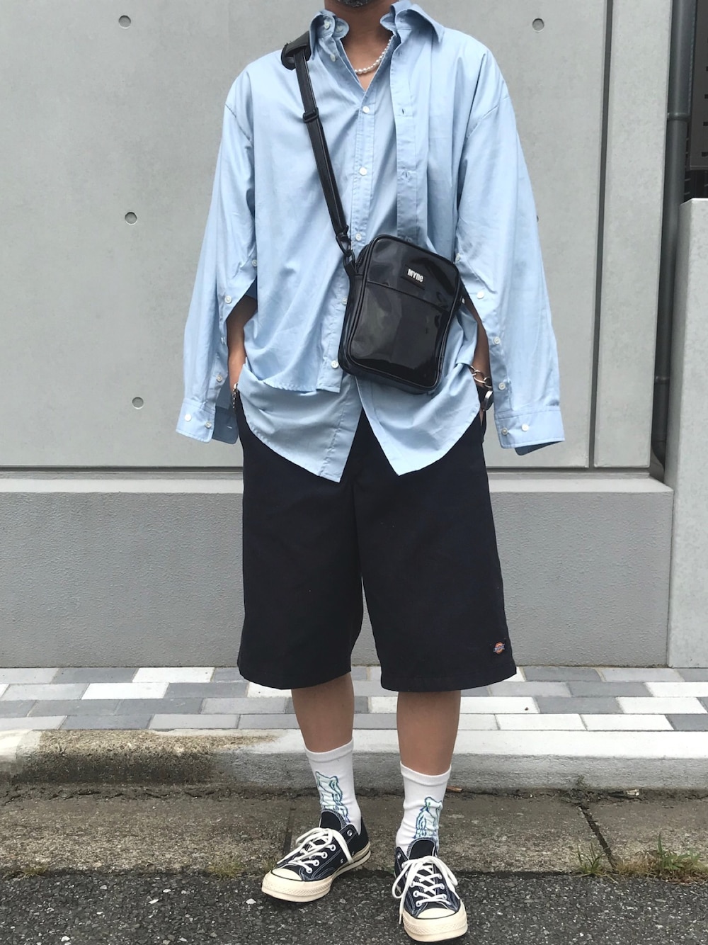 「ラフ、サコッシュ、レイヤードスタイル、シャツスタイル、ショーツ、ブルー、パールネックレス、ハイソックス、スニーカー、ブラック」｜「DRESSEDUNDRESSEDのLayered Oversized Shirt（シャツ/ブラウス、ブルー系）」を使った、そうちゃんさん（メンズ・174cm）の夏コーディネートの1枚目の写真