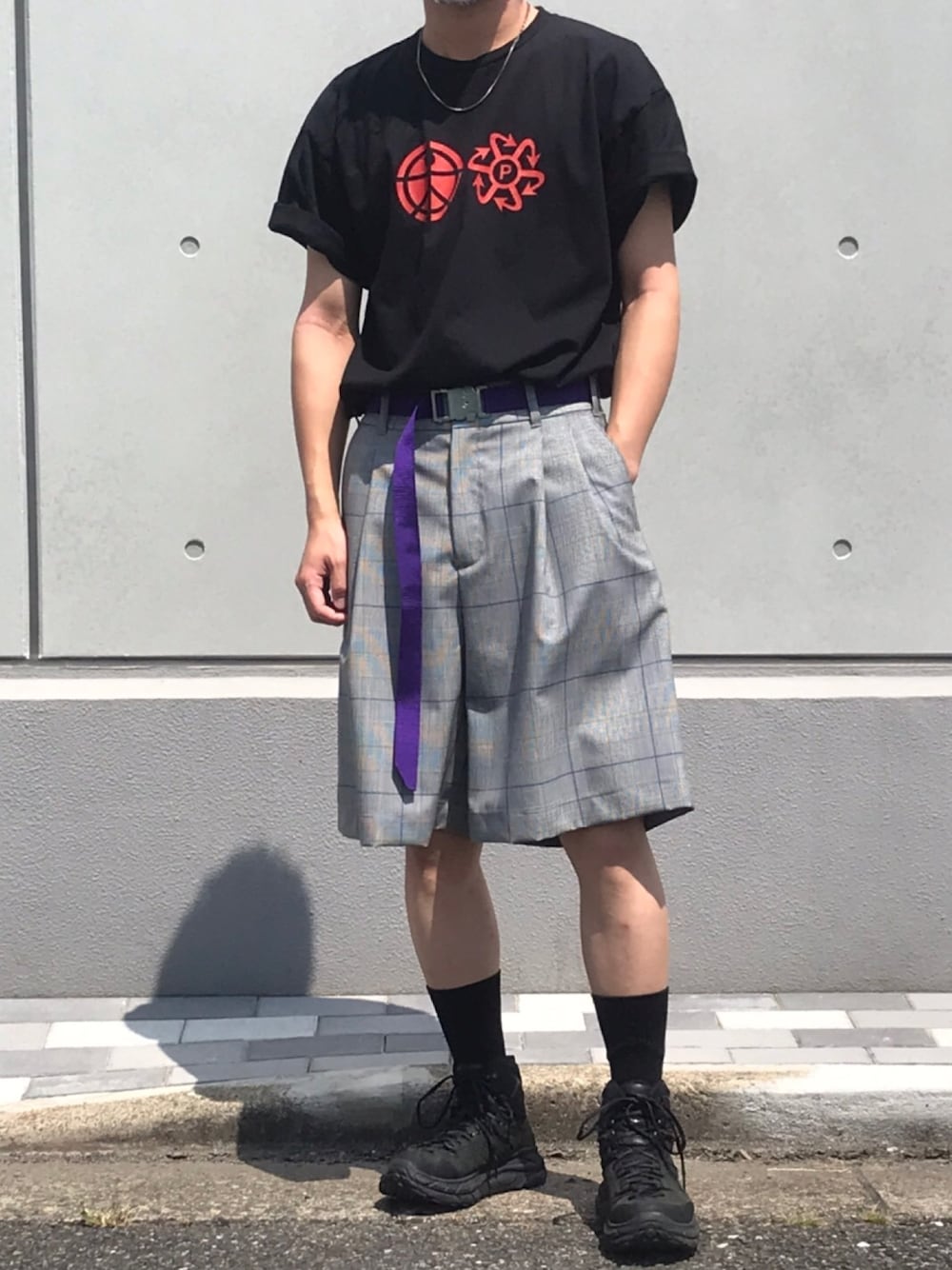 「夏コーデ、シンプルスタイル、スニーカーコーデ、ラフコーデ、street、Tシャツ、ショーツ、チェック、トレイルランニング、グレー」｜「RASSVET / PACCBETのPRINT LOGO T-SHIRT（Tシャツ/カットソー、ブラック系）」を使った、そうちゃんさん（メンズ・174cm）の夏コーディネートの1枚目の写真