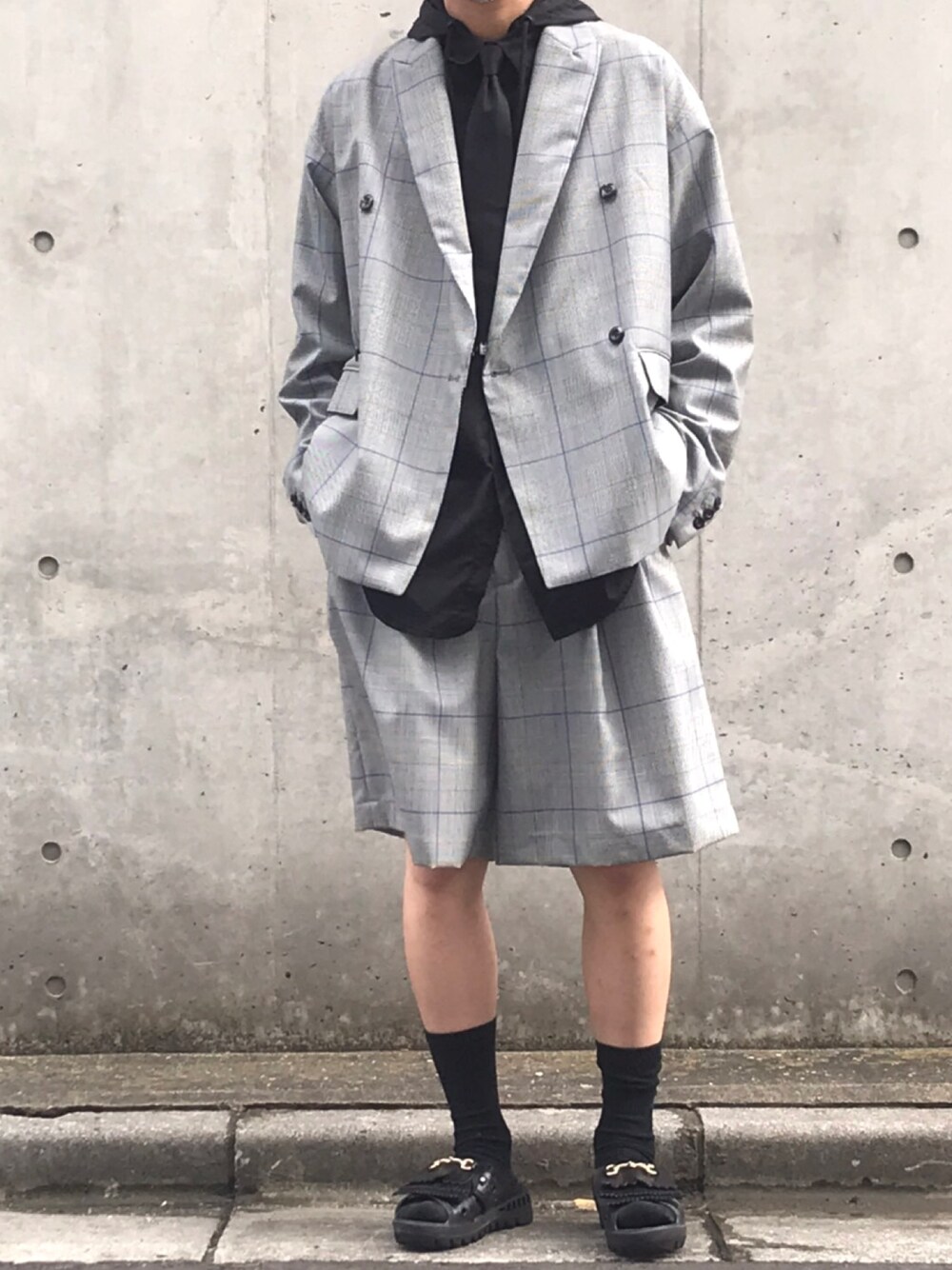 「セットアップ、チェック、グレー、テーラードジャケット、ショーツ、ハーフパンツ、シャツスタイル、ネクタイ、ブラック、サンダル」｜「Jiedaの【JieDa/ジエダ】ダブルテーラードジャケット（テーラードジャケット、グレー系）」を使った、そうちゃんさん（メンズ・174cm）の秋コーディネートの1枚目の写真
