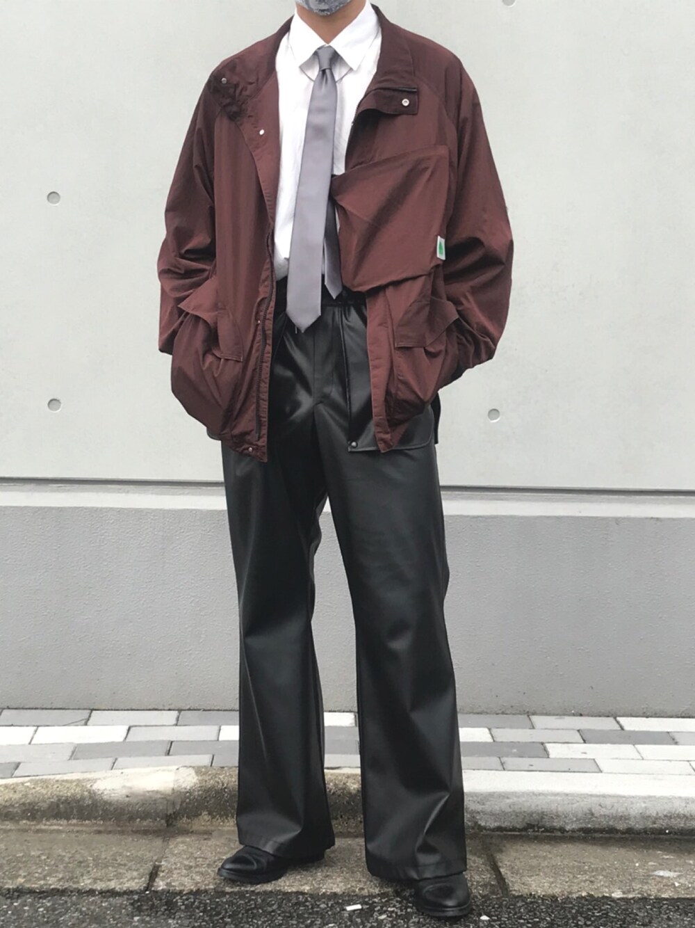 「秋コーデ、革靴、黒、オーバーサイズ、ナイロンジャケット、ブラウン、レザーパンツ、フレアパンツ、シャツスタイル、ヒールブーツ」｜「Jiedaのellesse × JieDa collaboration　MILITARY JACKET（ブルゾン、ブラウン系）」を使った、そうちゃんさん（メンズ・174cm）の秋コーディネートの1枚目の写真