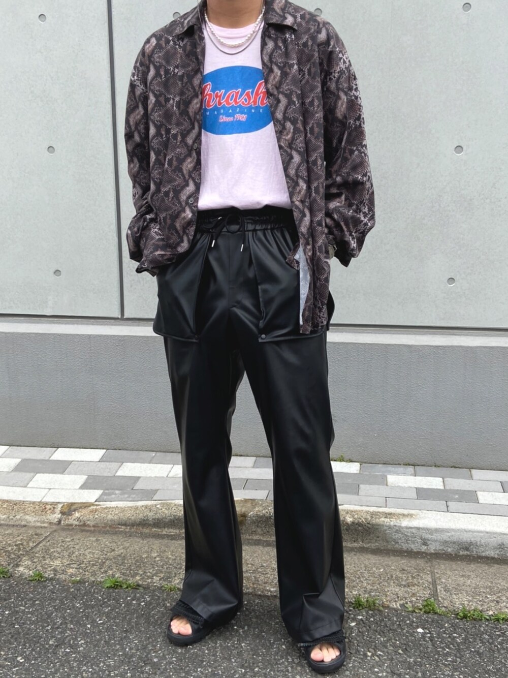 「シャツスタイル、ビッグシルエット、パイソン柄、ブラウン、ピンク、レザーパンツ、フレアパンツ、パールネックレス、ベンサン、レイヤードスタイル」｜「juhaのPYTHON OVER SHIRT（シャツ/ブラウス、ブラウン系）」を使った、そうちゃんさん（メンズ・174cm）の春コーディネートの1枚目の写真