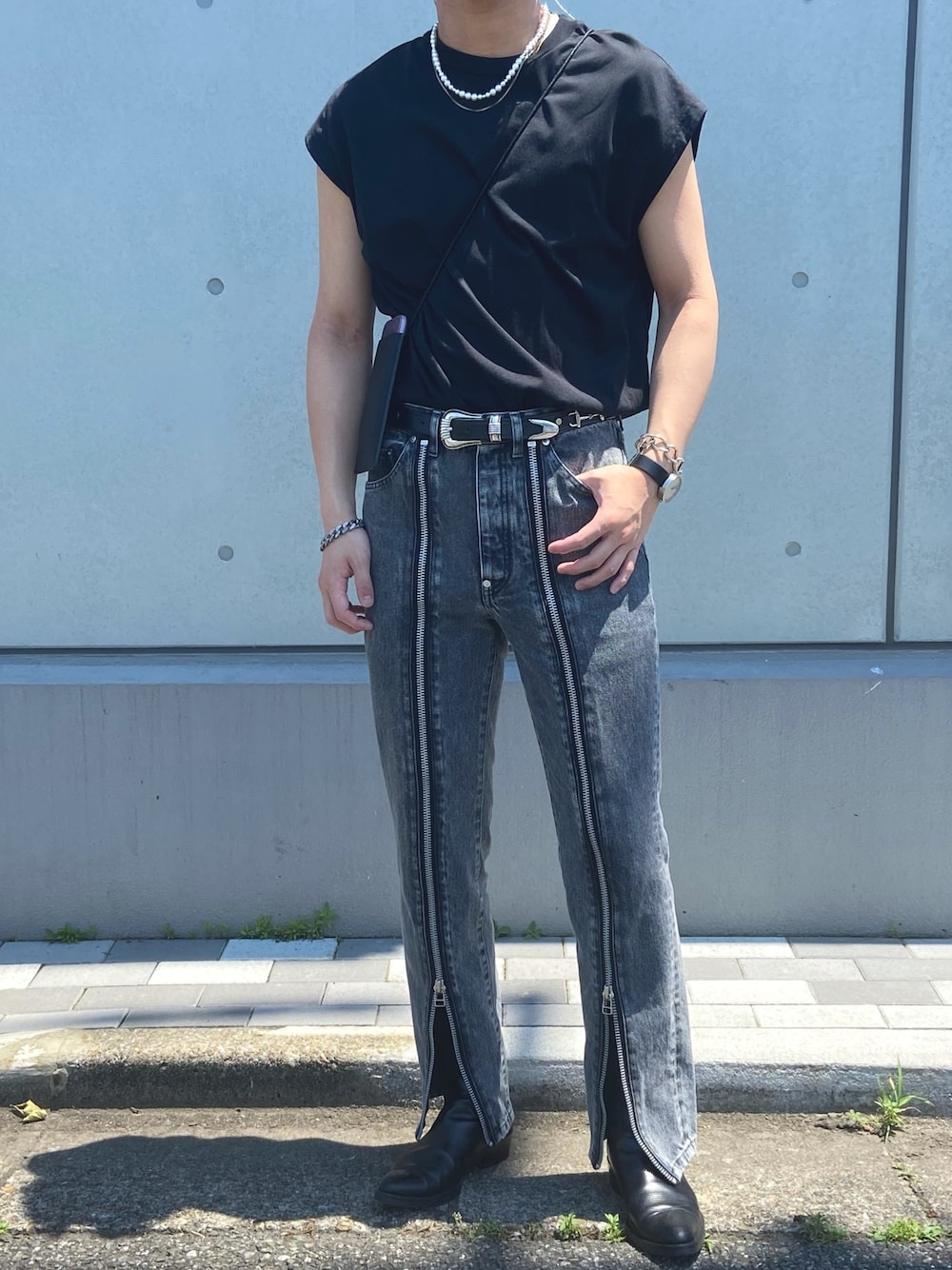 「夏、黒、デニムパンツ、オールブラック、ノースリーブ、パールネックレス、タックイン、ジップ、ヒールブーツ、シルバー」｜「Acne StudiosのキャップスリーブTシャツ（Tシャツ/カットソー、ブラック系）」を使った、そうちゃんさん（メンズ・174cm）の夏コーディネートの1枚目の写真