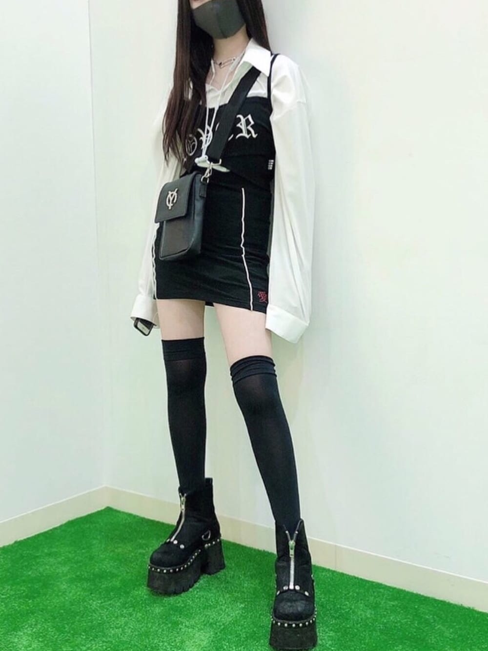 「おしゃれさんと繋がりたい、中学生、低身長、ブラック×ホワイト、モノトーン、ピープス女子、シロシャツ、韓国ファッション、韓国ブランド、ootd」｜「OYのアイテム（シャツ/ブラウス、ホワイト系）」を使った、cocoron♡さん（レディース・155cm）の冬コーディネートの1枚目の写真