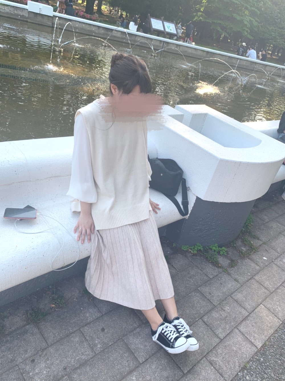 「ootd、ホワイトコーデ、低身長、152cm、お団子ヘアー」｜「chocomeeのリボンニットベスト（ベスト、ベージュ系）」を使った、yuri*さん（レディース・152cm）の春コーディネートの1枚目の写真