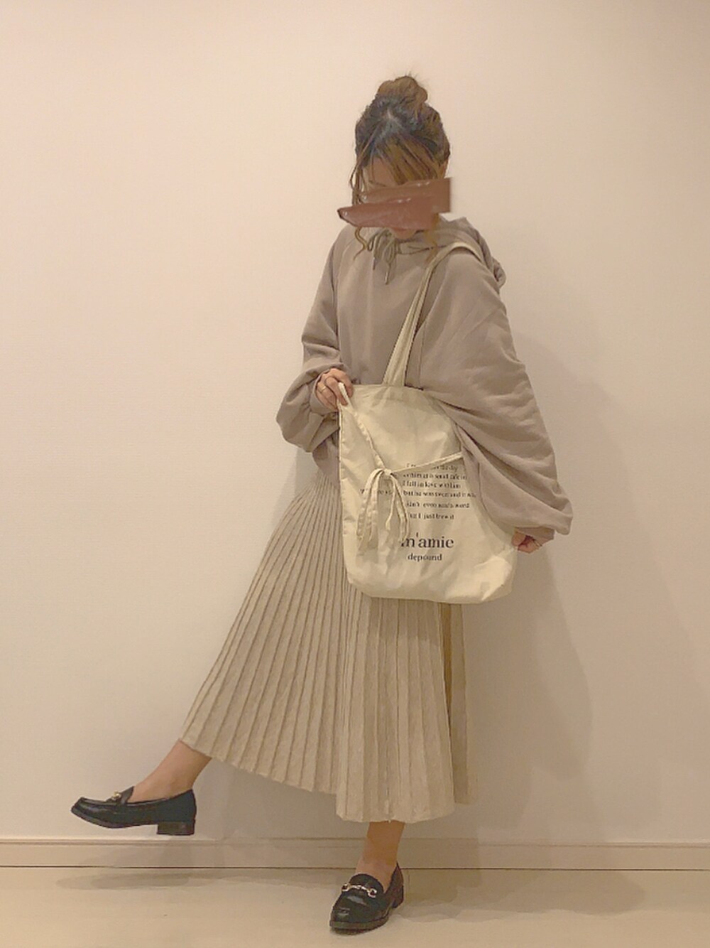「ootd、秋のコーデ、ガーリー、パーカー、消えそうな色コーデ、低身長コーデ、お洒落さんとつながりたい」｜「chocomeeのボリュームパーカー（パーカー、ベージュ系）」を使った、yuri*さん（レディース・152cm）の秋コーディネートの1枚目の写真