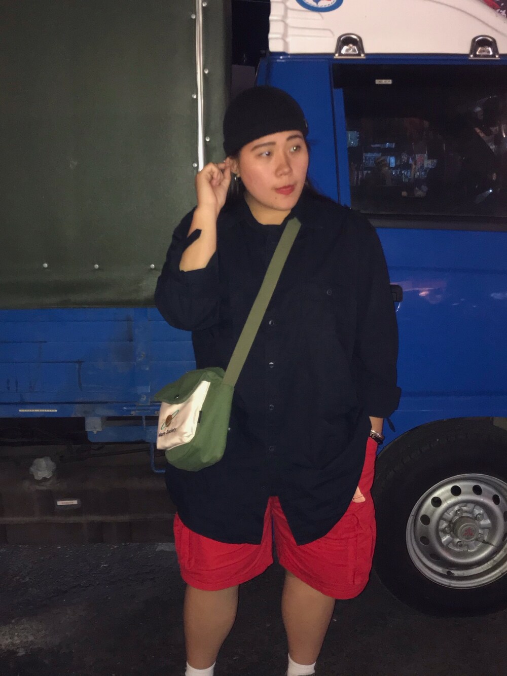 「無のアイテム（カーゴパンツ、レッド系）」を使った、manさん（レディース・165cm）の夏コーディネートの1枚目の写真