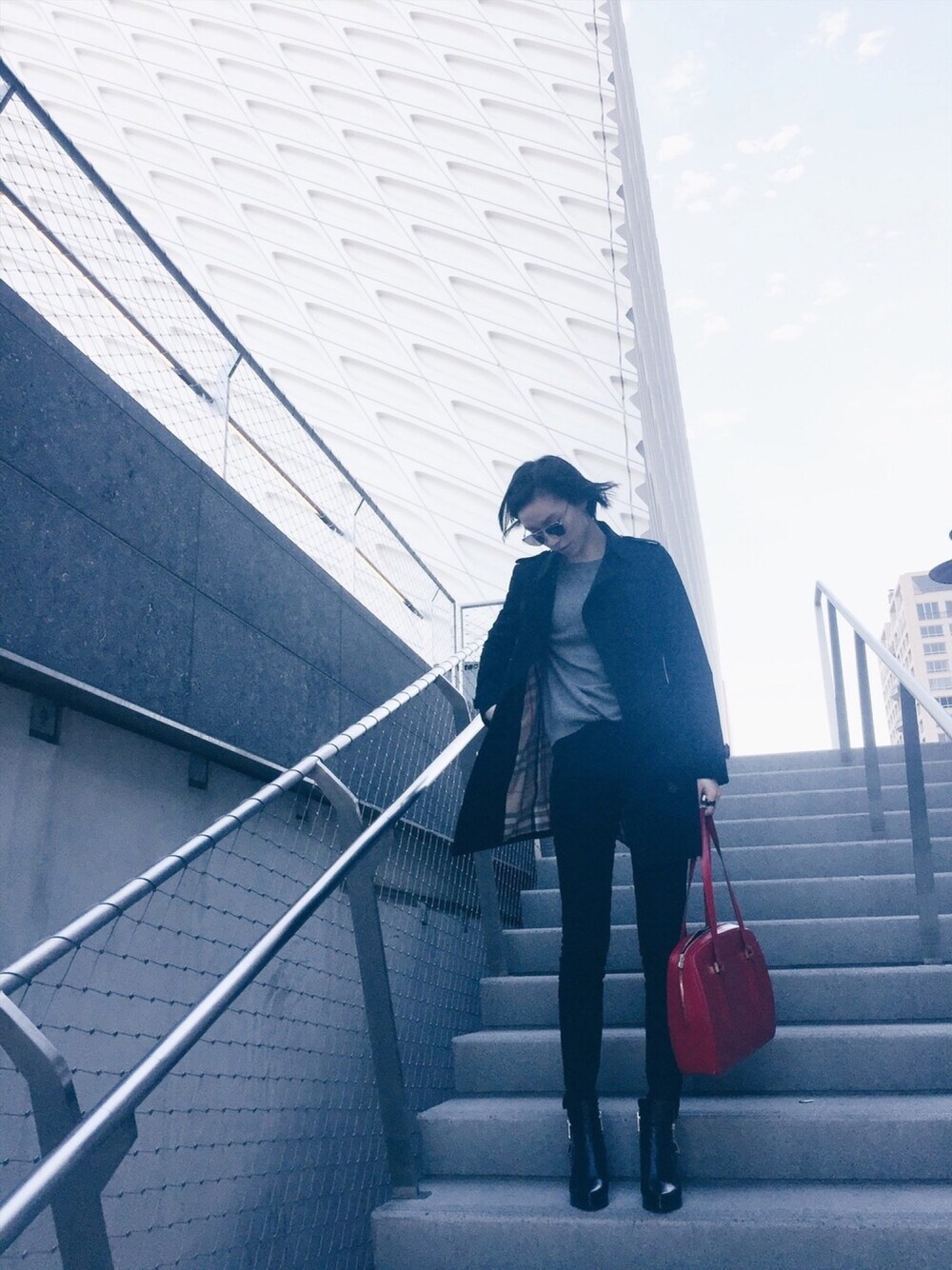「ootd、outfit、streetstyle、trenchcoat、booties、Los Angeles、coordinate、black、gentlemonster、LouisVuitton」｜「KENZOのKENZO Zipper Booties（ブーツ、ブラック系）」を使った、JW_4さん（レディース・173cm）の冬コーディネートの1枚目の写真