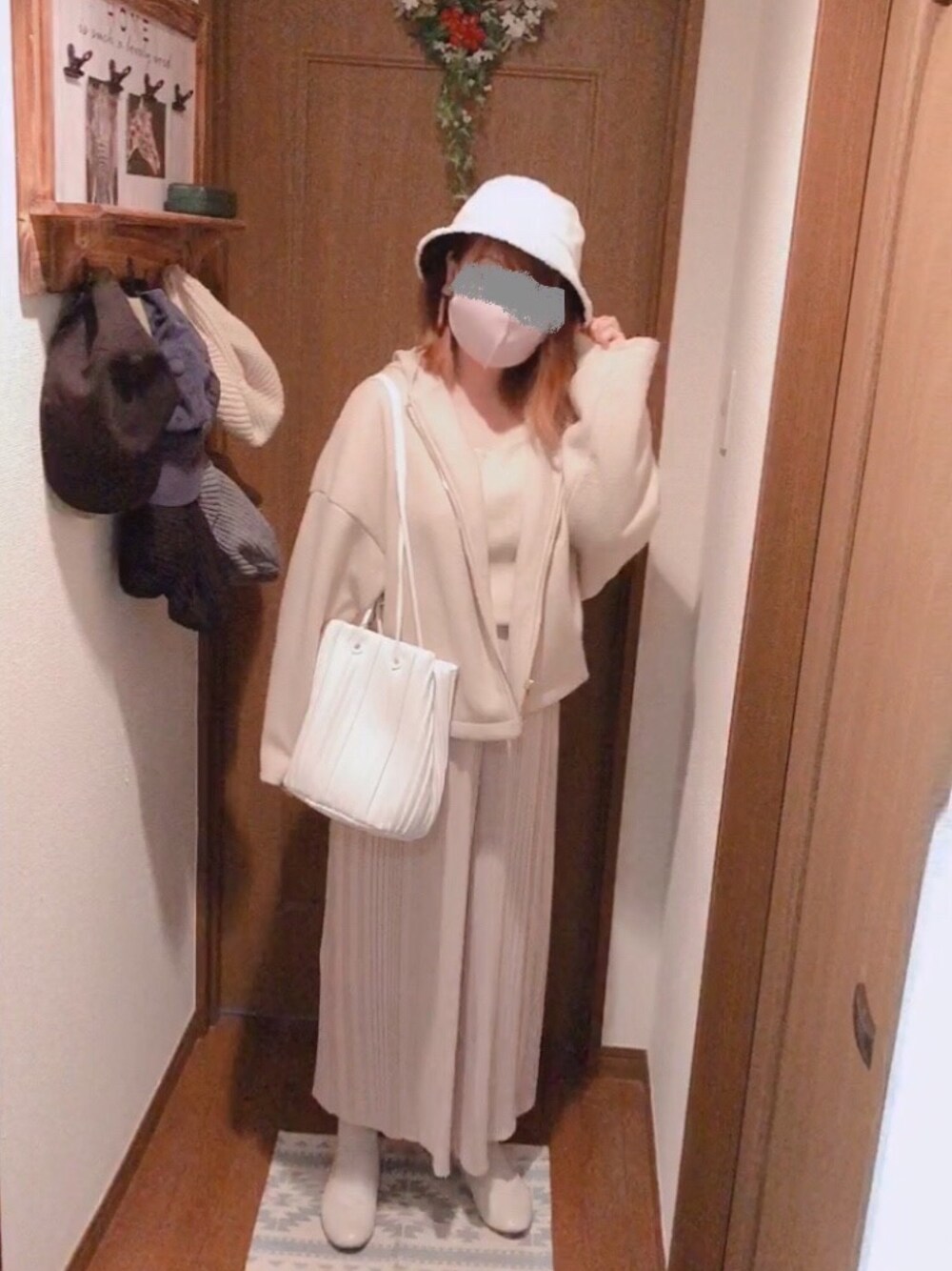 「ホワイトコーデ、プリーツスカートパンツ、ユニクロ、バケットハット、バケハ、プリーツバッグ、パンプス、プチプラ、低身長、ワントーンコーデ」｜「パシオスのアイテム（ハット、ホワイト系）」を使った、x 𝕟𝕚𝕛𝕚𝕞𝕒𝕤𝕦 xさん（レディース・154cm）の春コーディネートの1枚目の写真