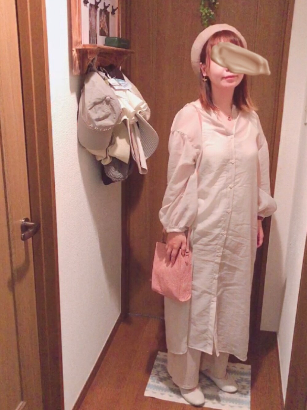 「シースルー、モノトーンコーデ、ベージュ、シアーシャツワンピース、ベレー帽、パンプス、ワンピース×パンツ、低身長、プチプラ、春コーデ」｜「しまむらのアイテム（シャツワンピース、ベージュ系）」を使った、x 𝕟𝕚𝕛𝕚𝕞𝕒𝕤𝕦 xさん（レディース・154cm）の春コーディネートの1枚目の写真