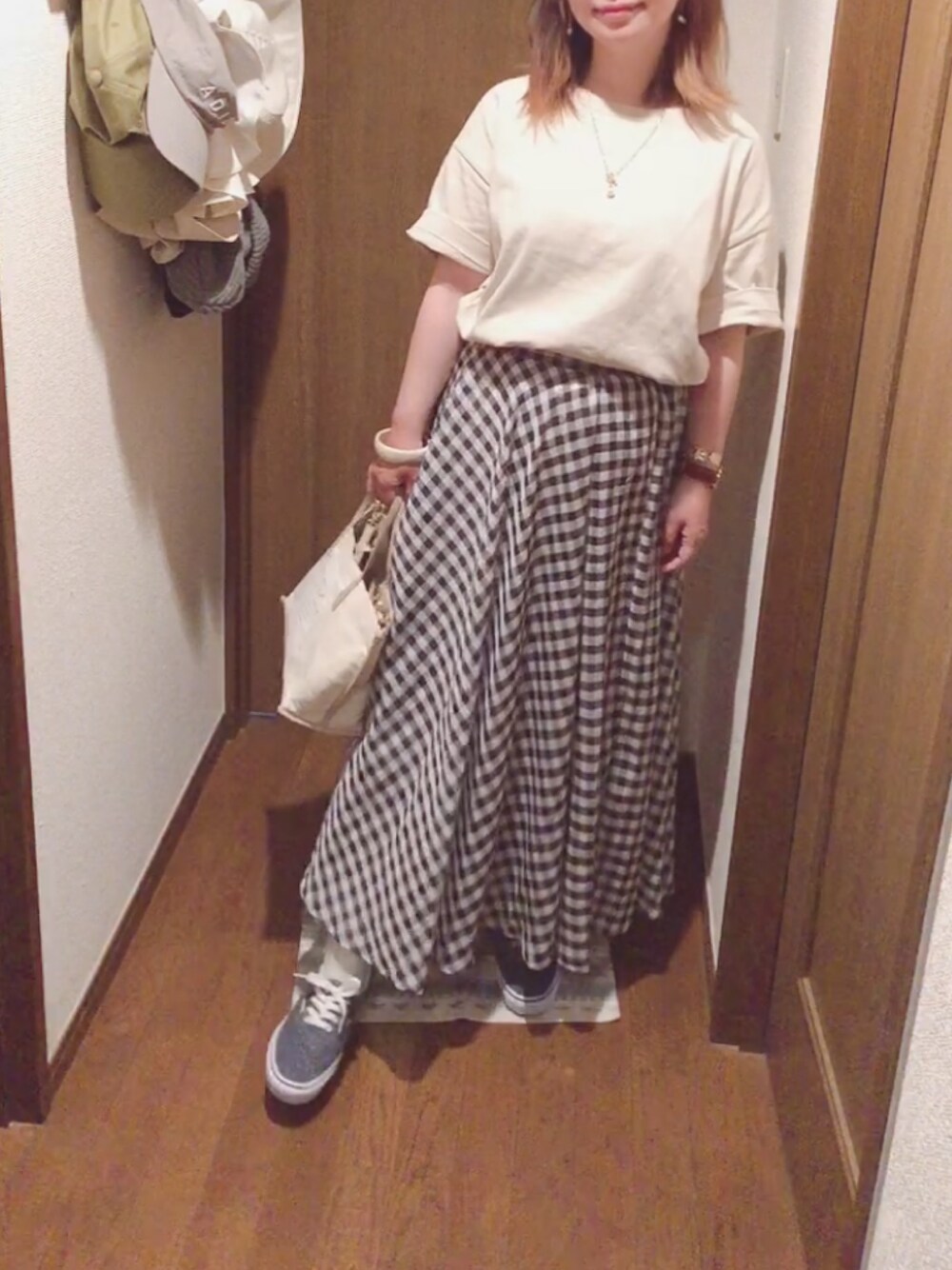 「きれいめカジュアル、ギンガムチェック、ギンガムチェックスカート、Tシャツ×スカート、スニーカー、VANS、トートバッグ、ダニエルウェリントン、プチプラ、夏コーデ」｜「GUのアイテム（Tシャツ/カットソー、ベージュ系）」を使った、x 𝕟𝕚𝕛𝕚𝕞𝕒𝕤𝕦 xさん（レディース・154cm）の春コーディネートの1枚目の写真