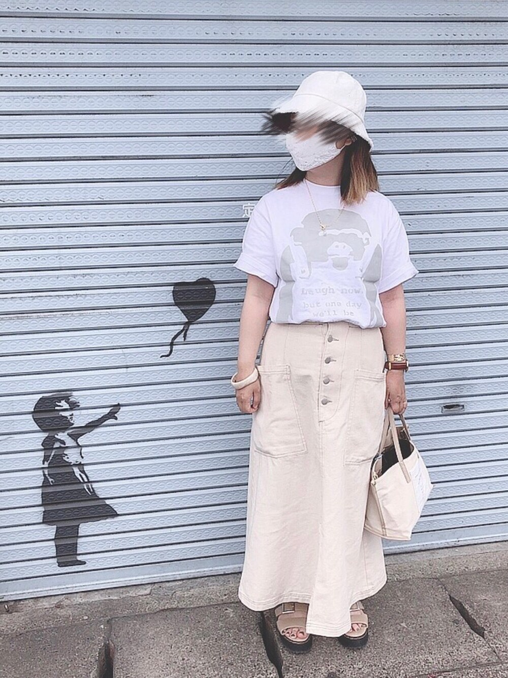 「古着MIX、バンクシー、Tシャツ、デニムスカート、ホワイトデニム、スポーツサンダル、スポサン、トートバッグ、バケットハット、バケハ」｜「パシオスのアイテム（ハット、ホワイト系）」を使った、x 𝕟𝕚𝕛𝕚𝕞𝕒𝕤𝕦 xさん（レディース・154cm）の春コーディネートの1枚目の写真