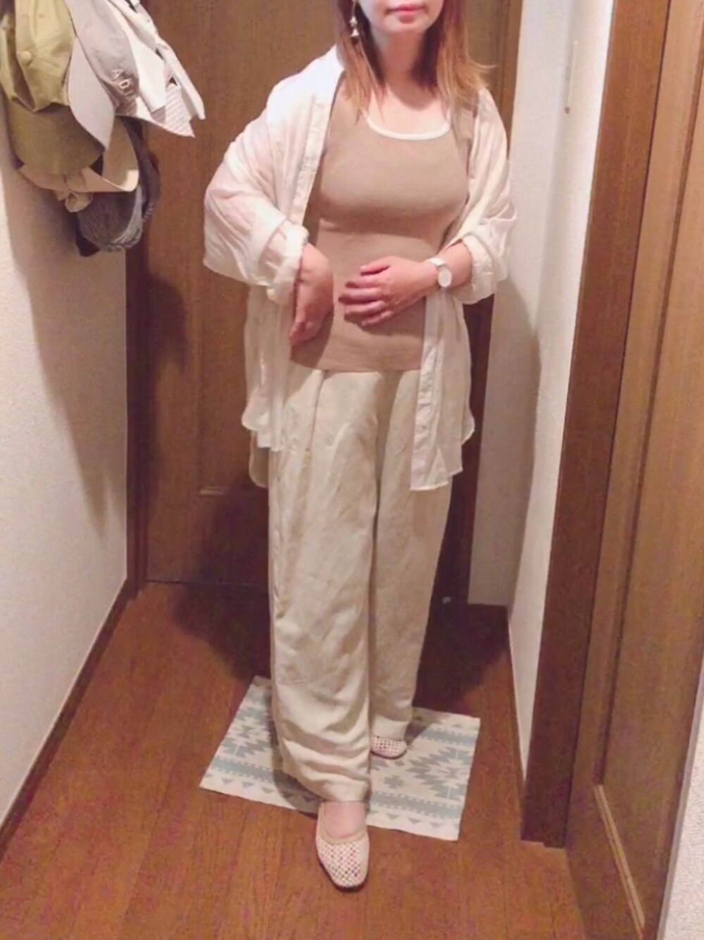 「白パンツ、これが私をアゲる服、シアーシャツ、タンクトップ、配色、配色タンクトップ、メッシュパンプス、Daniel Wellington、ダニエルウェリントン、プチプラ」｜「しまむらのアイテム（タンクトップ、ブラウン系）」を使った、x 𝕟𝕚𝕛𝕚𝕞𝕒𝕤𝕦 xさん（レディース・154cm）の春コーディネートの1枚目の写真