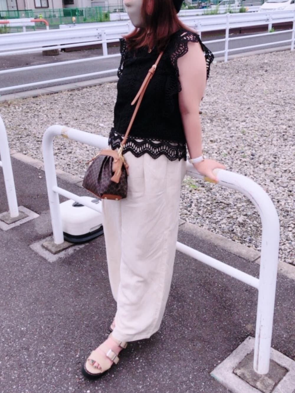 「ハイウエスト、レースノースリーブ、白パンツ、ホワイトパンツ、餃子バック、マカダム柄、マカダム柄バッグ、Daniel Wellington、プチプラ、スポサン」｜「Daniel WellingtonのDaniel Wellington　ダニエルウェリントン　CLASSIC PETITE　Bondi　ボンダイ　ローズゴールド　32mm（アナログ腕時計、ホワイト系）」を使った、x 𝕟𝕚𝕛𝕚𝕞𝕒𝕤𝕦 xさん（レディース・154cm）の夏コーディネートの1枚目の写真