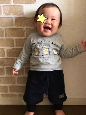 「apres les cours（アプレレクール）のやきたてパンTシャツ（Tシャツ/カットソー、グレー系）」を使った、ゆっきさん（キッズ・70cm）の秋コーディネート