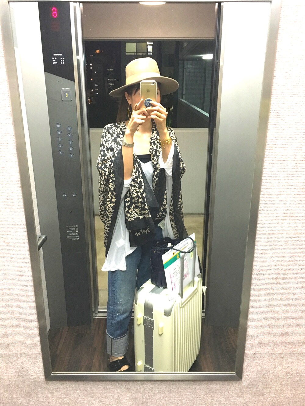 「秋服準備はじめました、旅行、Saint Laurent、BALENCIAGA、デニム、大人カジュアル」｜「BALENCIAGAのアイテム（ストール/ショール、ブラック系）」を使った、hiromin☆さん（レディース・170cm）の秋コーディネートの1枚目の写真