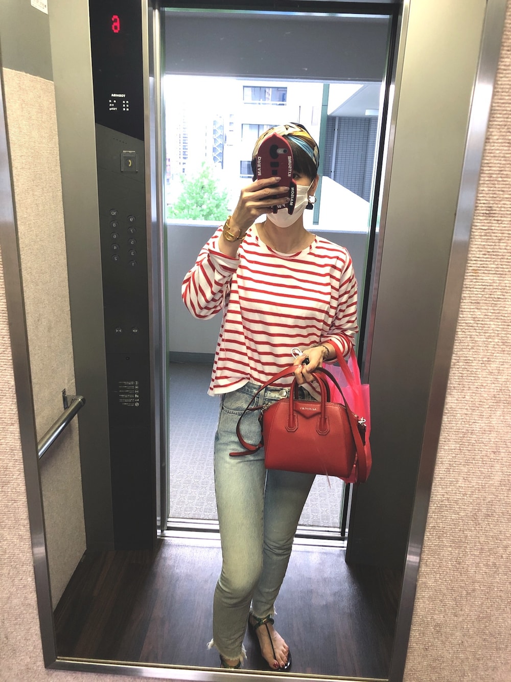「春夏コーデ、カジュアル、サンダル、デニムパンツ、リラックススタイル」｜「MM6 Maison Martin Margielaのアイテム（Tシャツ/カットソー、レッド系）」を使った、hiromin☆さん（レディース・170cm）の夏コーディネートの1枚目の写真