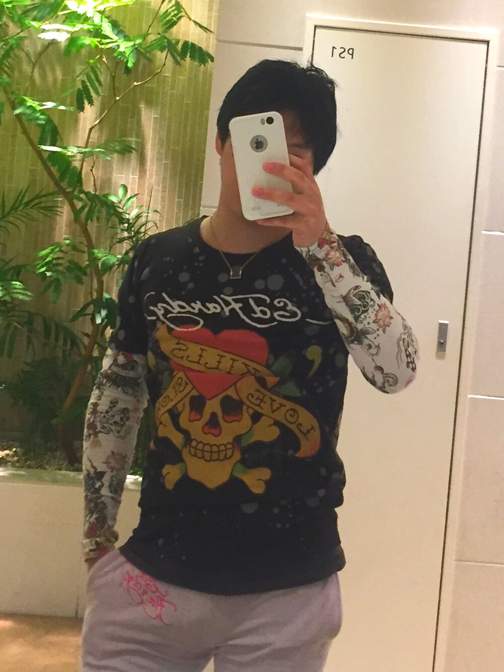 「レディース、ロンT、ネックレス」｜「？のアイテム（Tシャツ/カットソー、ブラック系）」を使った、synthetichappinessさん（メンズ・165cm）の冬コーディネートの1枚目の写真