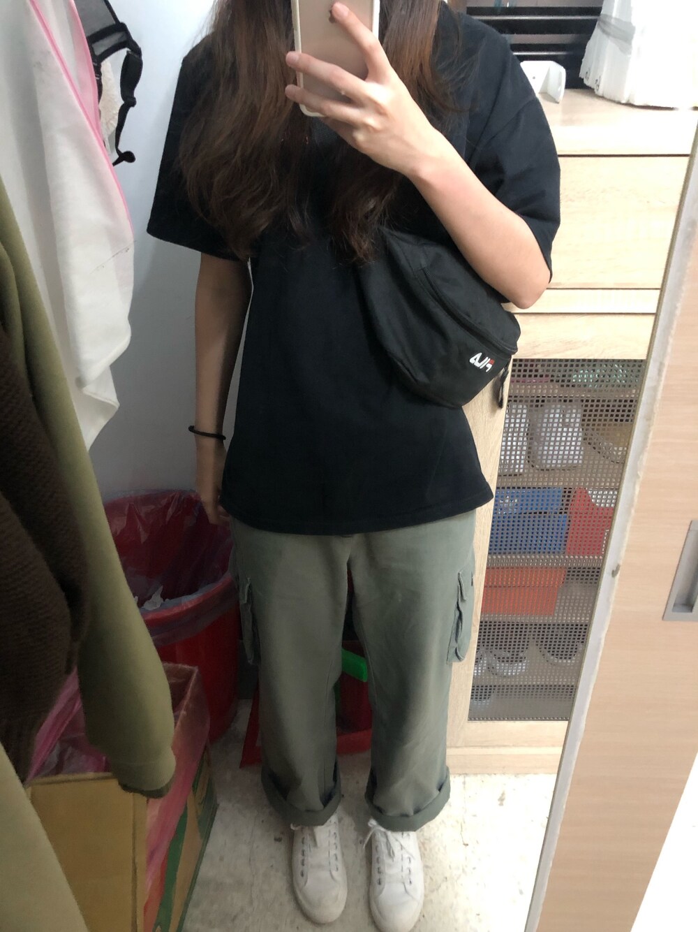 「ootd、夏、街頭穿搭」｜「FILAのアイテム（ボディバッグ/ウエストポーチ、ブラック系）」を使った、余郡竺さん（レディース・159cm）の春コーディネートの1枚目の写真