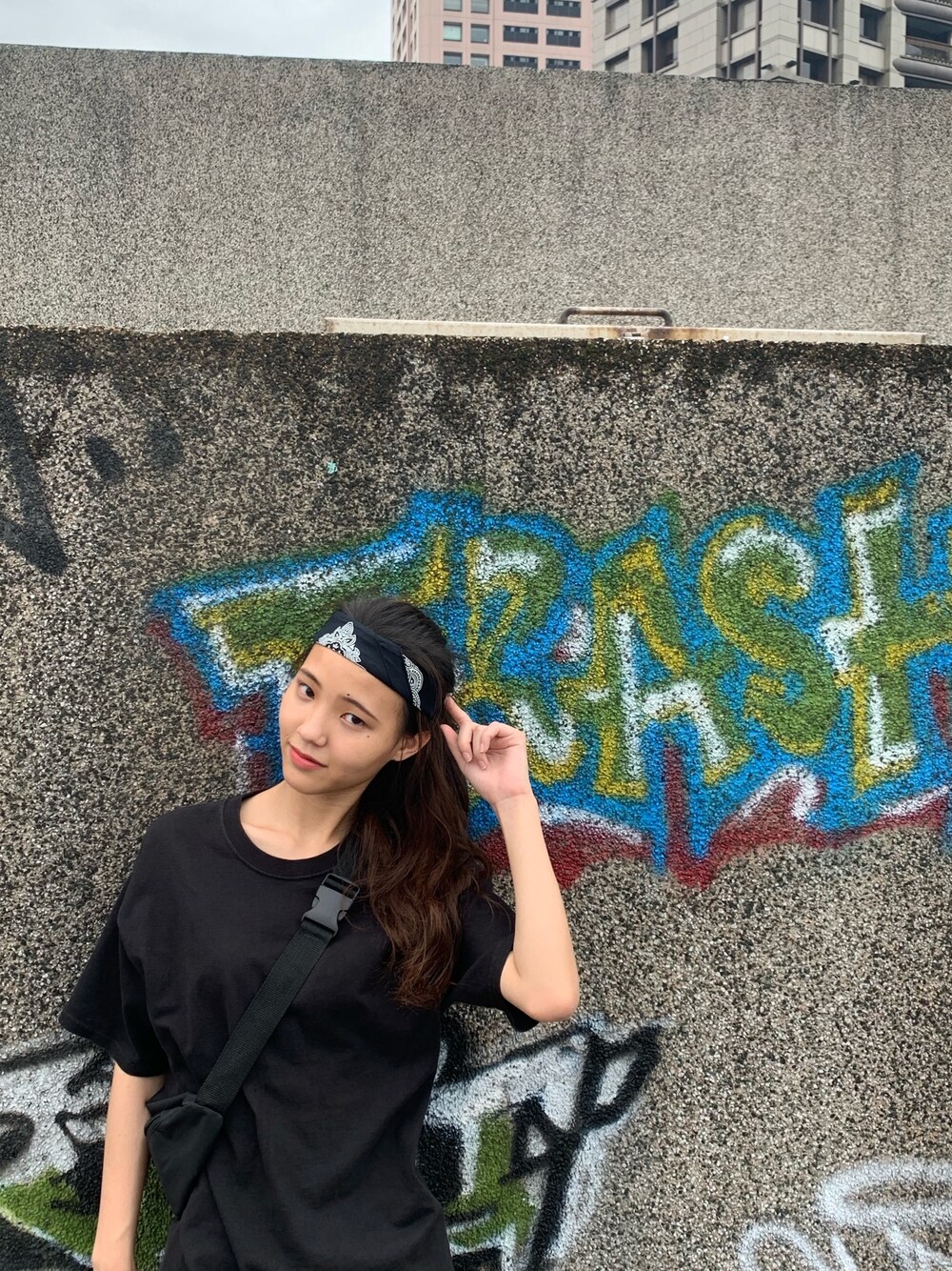 「streetstyle、summer、HIPHOP」｜「FILAのアイテム（ボディバッグ/ウエストポーチ、ブラック系）」を使った、余郡竺さん（レディース・159cm）の春コーディネートの1枚目の写真