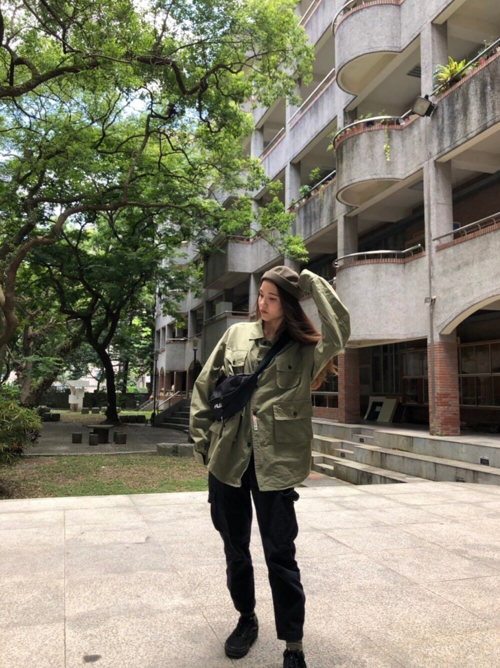 「夏、休閒、街頭穿搭、oversize、工裝褲、VANS、ootd」｜「FILAのアイテム（ボディバッグ/ウエストポーチ、ブラック系）」を使った、余郡竺さん（レディース・159cm）の夏コーディネートの1枚目の写真