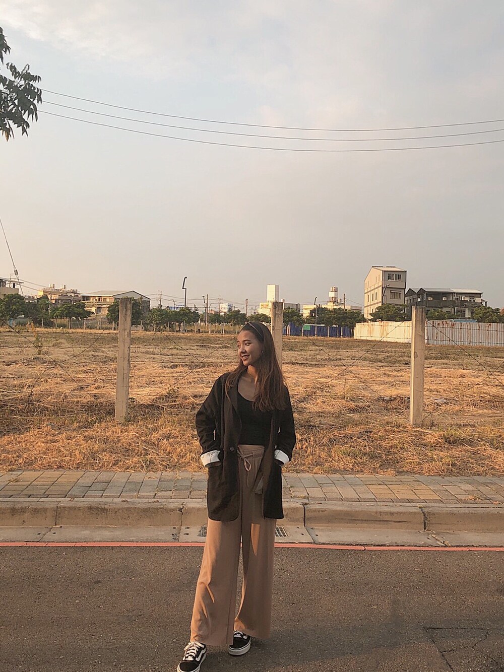 「girl、autumn、ootd」｜「Bear Twoのアイテム（ダウンジャケット/コート、ブラック系）」を使った、余郡竺さん（レディース・159cm）の秋コーディネートの1枚目の写真