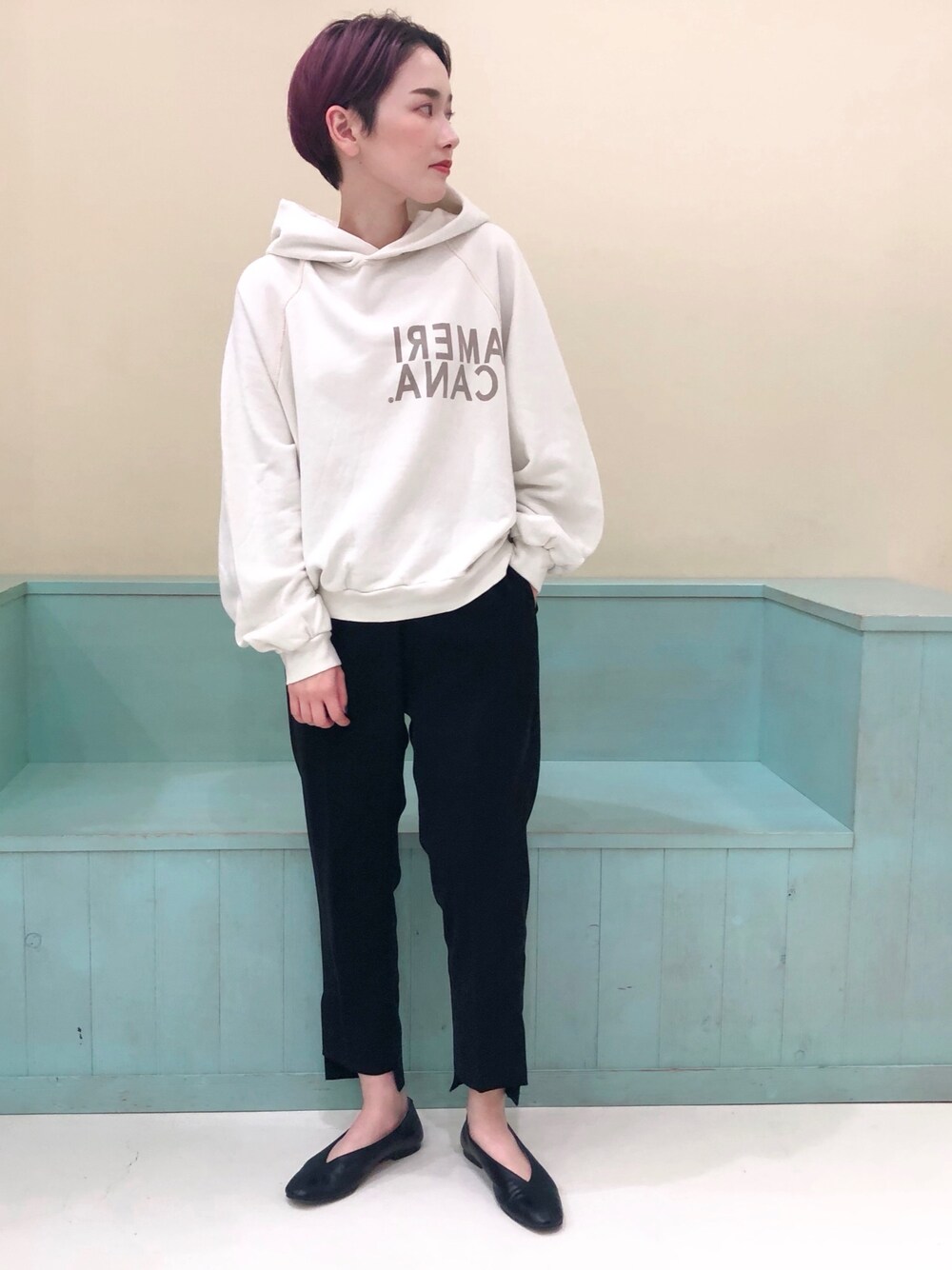 「シンプル、大人トレンドカジュアル、シンプルコーデ、カジュアル、カジュアルコーデ、ootd、パンプス、パーカー、パンツスタイル、オトナカジュアル」｜「AMERICANAのアイテム（パーカー、ホワイト系）」を使った、NOWAさん（レディース・162cm）の秋コーディネートの1枚目の写真