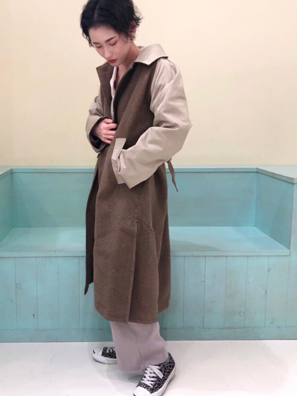 「シンプル、シンプルコーデ、カジュアル、カジュアルコーデ、ootd、スニーカー、コート、ワイドパンツ、パンツスタイル、秋コーデ」｜「kha:kiの「KHA:KI / カーキ」リバーシブルツイードステンカラーコート"REV BALMACAAN COAT"（ステンカラーコート、ベージュ系）」を使った、NOWAさん（レディース・162cm）の秋コーディネートの1枚目の写真