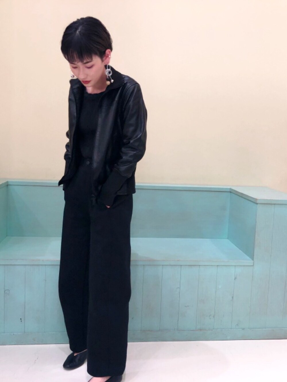 「シンプル、シンプルコーデ、カジュアル、カジュアルコーデ、ootd、ワイドパンツ、パンツスタイル、ブラック、冬コーデ、モノトーンコーデ」｜「Johnbullのレザーブルゾン（ブルゾン、ブラック系）」を使った、NOWAさん（レディース・162cm）の秋コーディネートの1枚目の写真