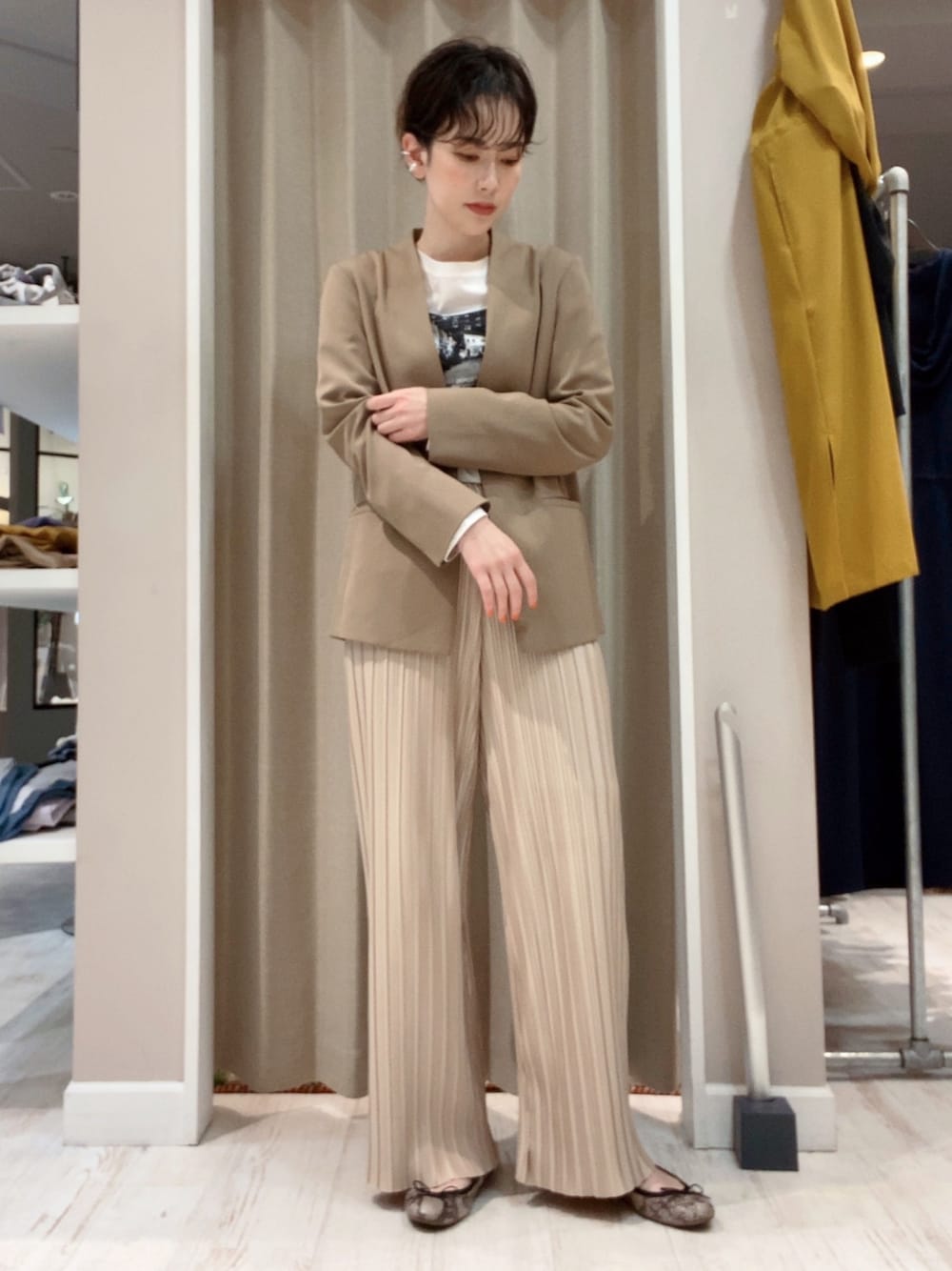 ホワイト系のTシャツ/カットソー、ベージュ系のジャケット/アウター、ベージュ系のその他パンツを着用したレディースの春コーディネートの1枚目の写真