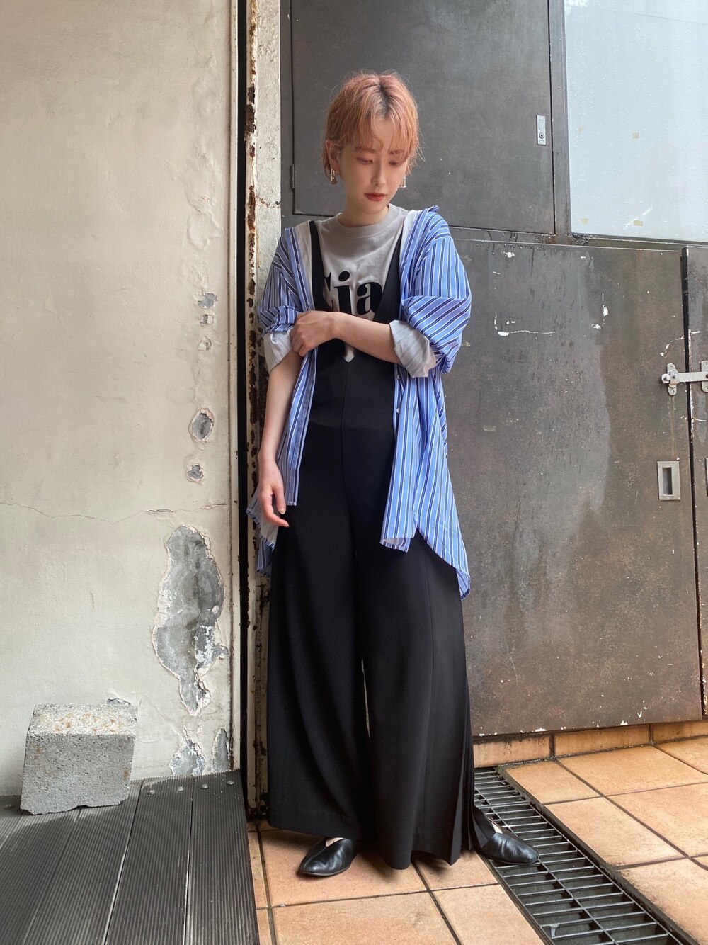 「きれいめカジュアル、シンプルコーデ、パンツスタイル、ootd、カジュアルコーデ、大人カジュアル、サロペット、シャツスタイル、ラフ、パンプス」｜「JOURNAL STANDARD relumeの【REMME】ステッチフラットシューズ#（その他シューズ、ブラック系）」を使った、NOWAさん（レディース・162cm）の春コーディネートの1枚目の写真