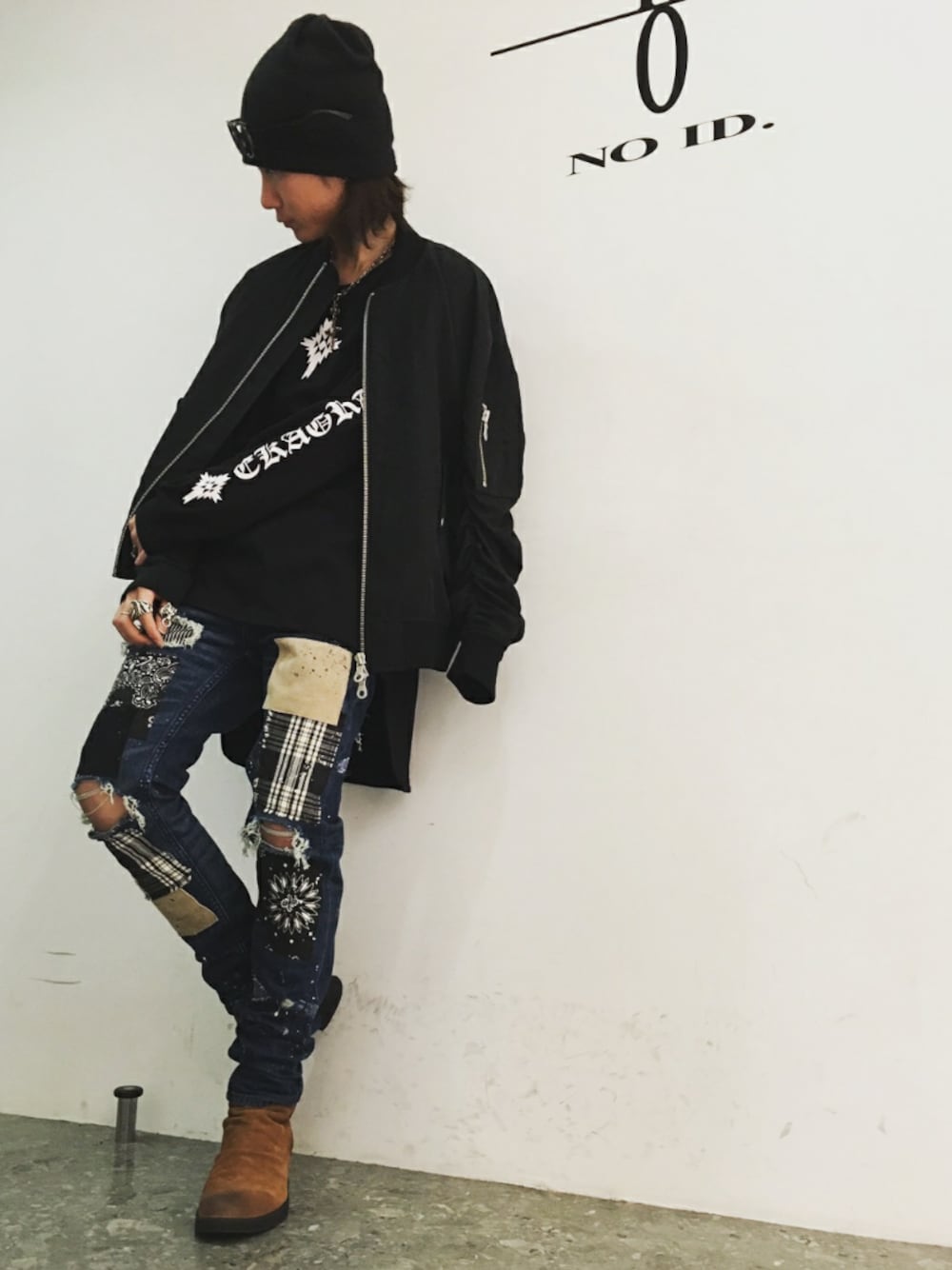 ブラック系のブルゾン、ブルー系のデニムパンツ、ブラック系のTシャツ/カットソーを着用したメンズの冬コーディネートの1枚目の写真