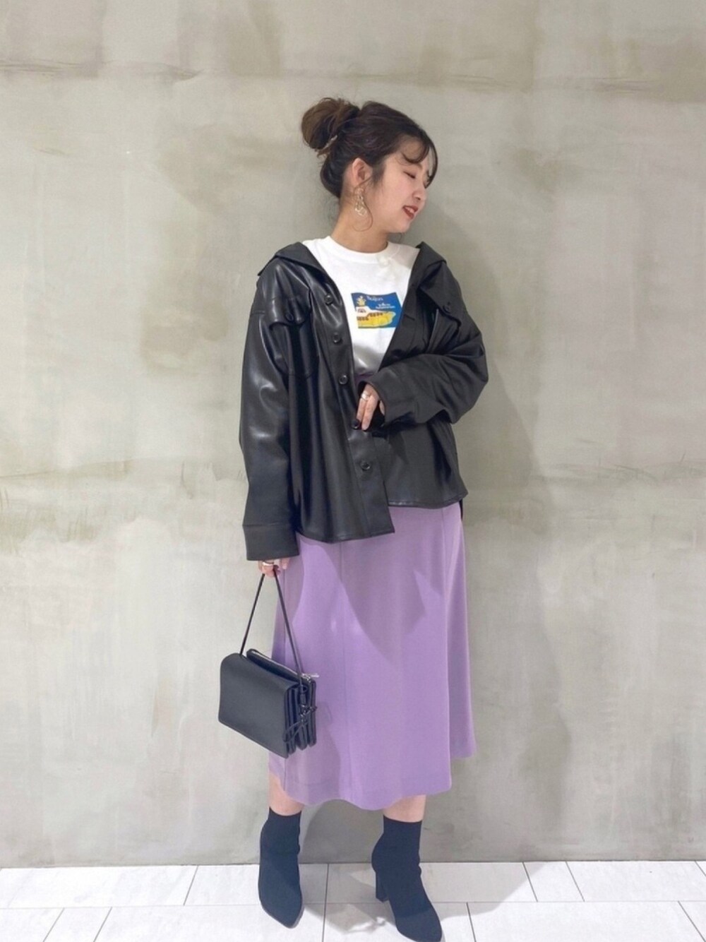 ブラック系のテーラードジャケット、ホワイト系のTシャツ/カットソー、ブラック系のショルダーバッグを着用したレディースの冬コーディネートの1枚目の写真