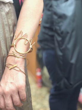 「アイテム（バングル/リストバンド）」を使った、neco33さん（レディース・156cm）の秋コーディネート