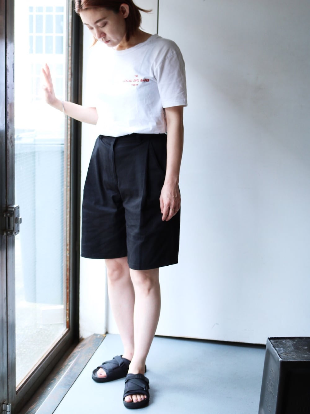 「シンプル、大人カジュアル、ハーフパンツ、サンダル、パンツスタイル、プリントT、楽チンコーデ、低身長、ラフコーデ、おしゃれさんと繋がりたい」｜「GLOBAL FORME CONCRETEのSUBLIME　RIPPER SANDAL Unisex　リップル サンダル (LADYS/MENS)（サンダル、ブラック系）」を使った、neco33さん（レディース・156cm）の夏コーディネートの1枚目の写真