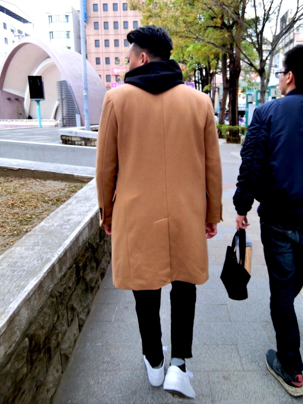 「common projects」｜「asosのアイテム（ダウンジャケット/コート、ブラウン系）」を使った、Wayneさん（メンズ・178cm）の春コーディネートの1枚目の写真