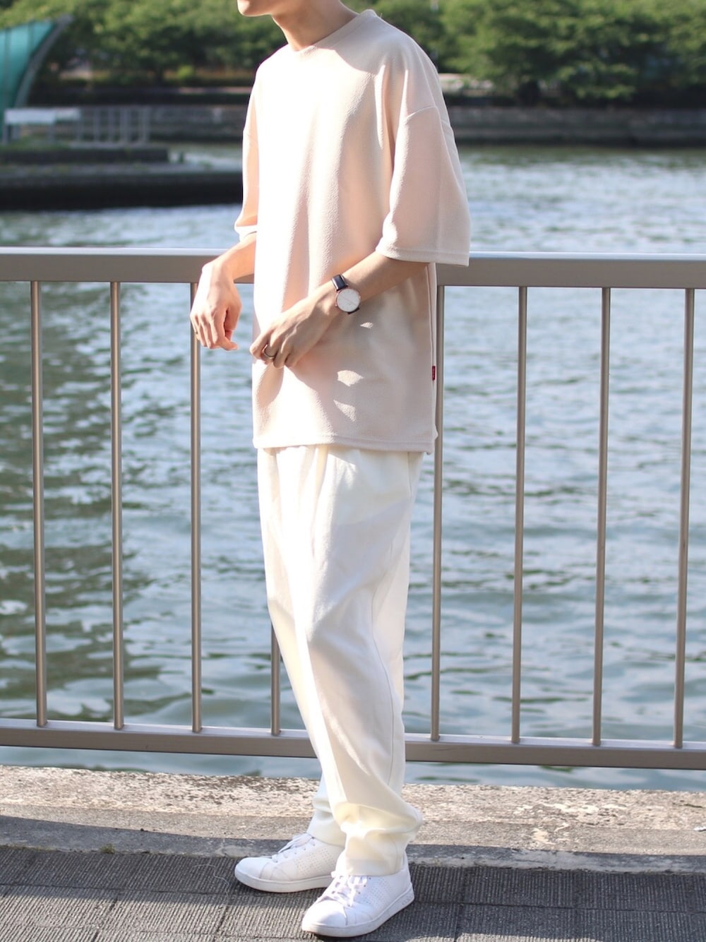 ベージュ系のTシャツ/カットソー、ホワイト系のパンツ、ホワイト系のスニーカーを着用したメンズの夏コーディネートの1枚目の写真