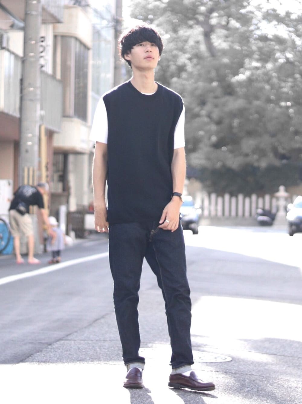 「ニットベスト、ベスト×シャツ、Tシャツ、白Tシャツ、おしゃれさんと繋がりたい、デニムパンツ、ローファー×靴下、ローファー、古着MIX、サマーニット」｜「URBAN RESEARCHのTWIST COTTON KNIT VEST（ベスト、ブルー系）」を使った、masumiさん（メンズ・180cm）の夏コーディネートの1枚目の写真