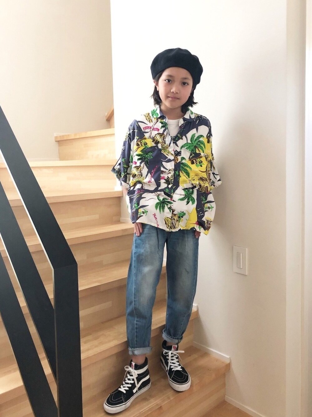 「ハワイアンシャツ、オーバーシャツ、オーバーサイズ、柄シャツ、男の子コーデ」｜「RNAのB2480 ハワイアンオーバーシャツ（シャツ/ブラウス、ブルー系）」を使った、ichi▷Mizさん（キッズ・140cm）の春コーディネートの1枚目の写真