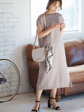 泉里香さん着用 バラエティパターンスカーフを使った人気ファッションコーディネート Wear