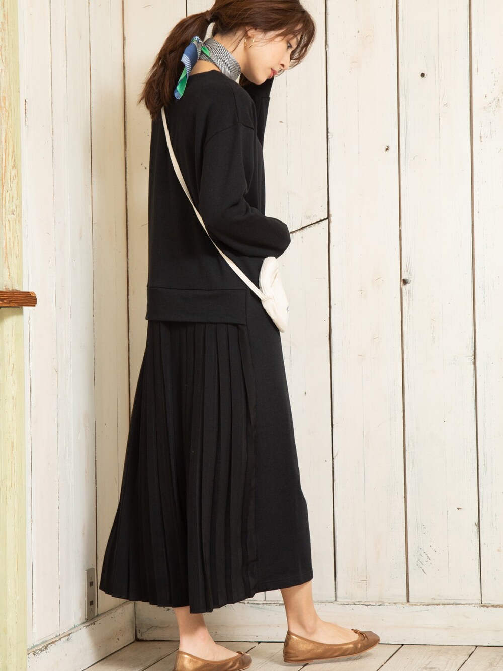 ブラック系のワンピース、ホワイト系のショルダーバッグ、ブラック系のバンダナ/スカーフを着用したレディースの春コーディネートの1枚目の写真