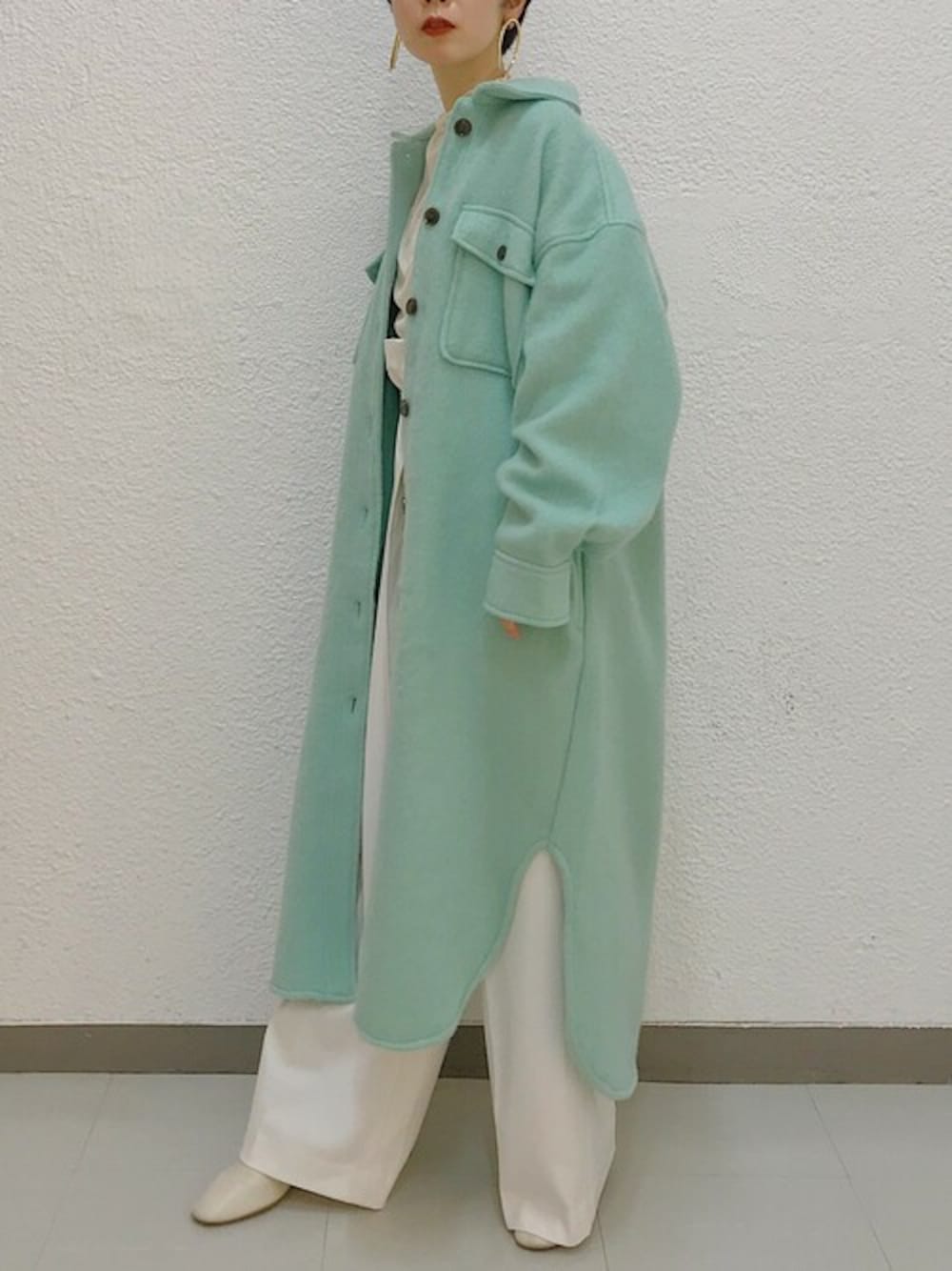 ホワイト系のその他パンツ、グリーン系のミリタリージャケットを着用したレディースの秋コーディネートの1枚目の写真