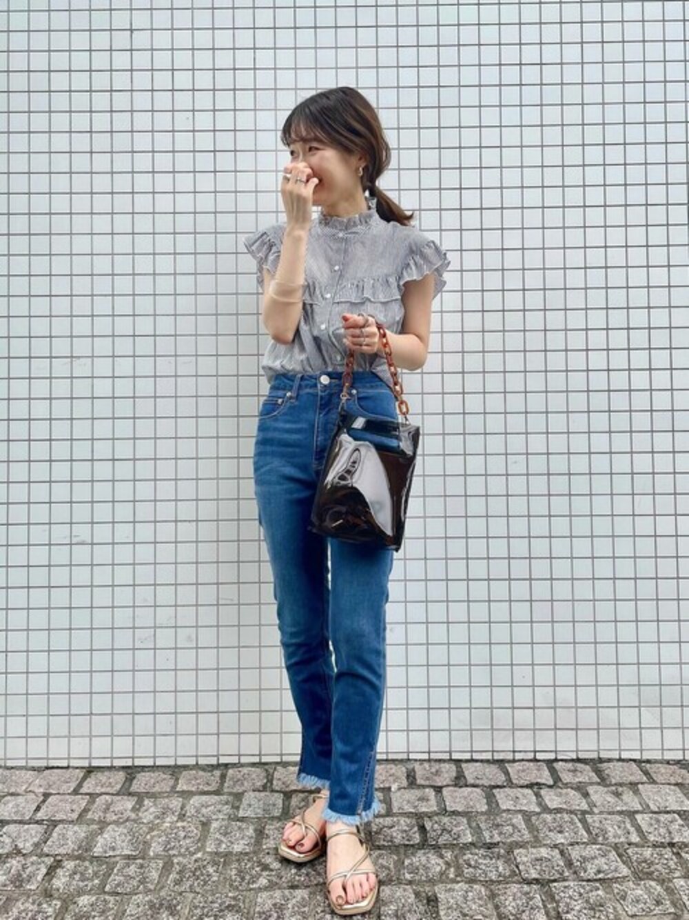 ブルー系のシャツ/ブラウス、ブルー系のデニムパンツ、ブラック系のショルダーバッグを着用したレディースの夏コーディネートの1枚目の写真