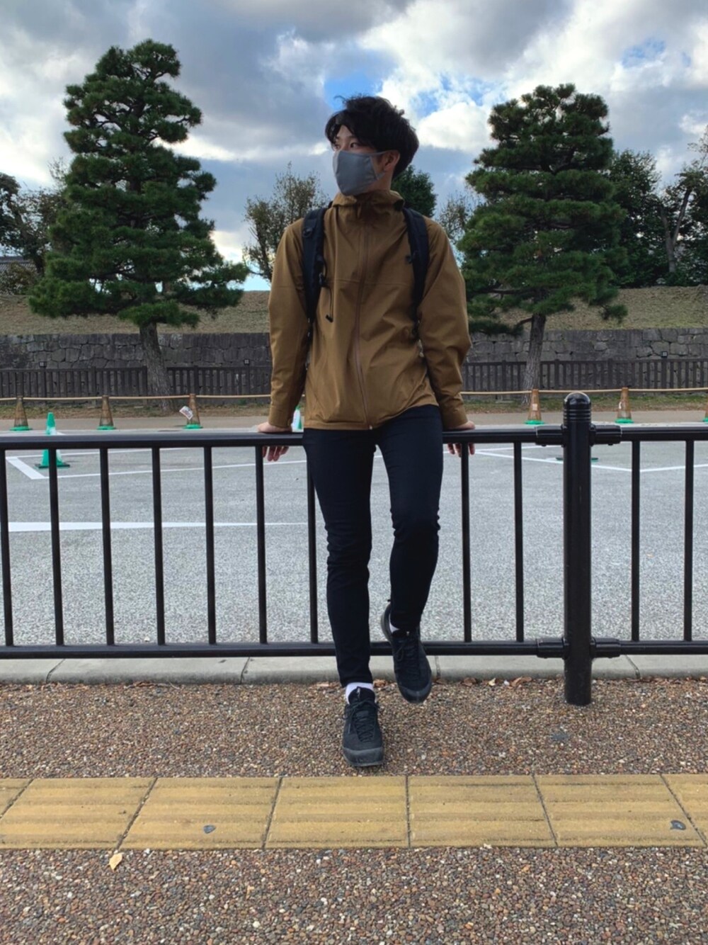 「冬、シンプルコーデ、大人カジュアル、休日スタイル、大人コーデ、黒スキニー、ブラウンコーデ、おしゃれさんと繋がりたい、arcteryx、UNIQLO」｜「ARC'TERYXのARC'TERYX /アークテリクス ARRO22/アロー22 バックパック（バックパック/リュック、ブラック系）」を使った、Manaさん（メンズ・175cm）の冬コーディネートの1枚目の写真