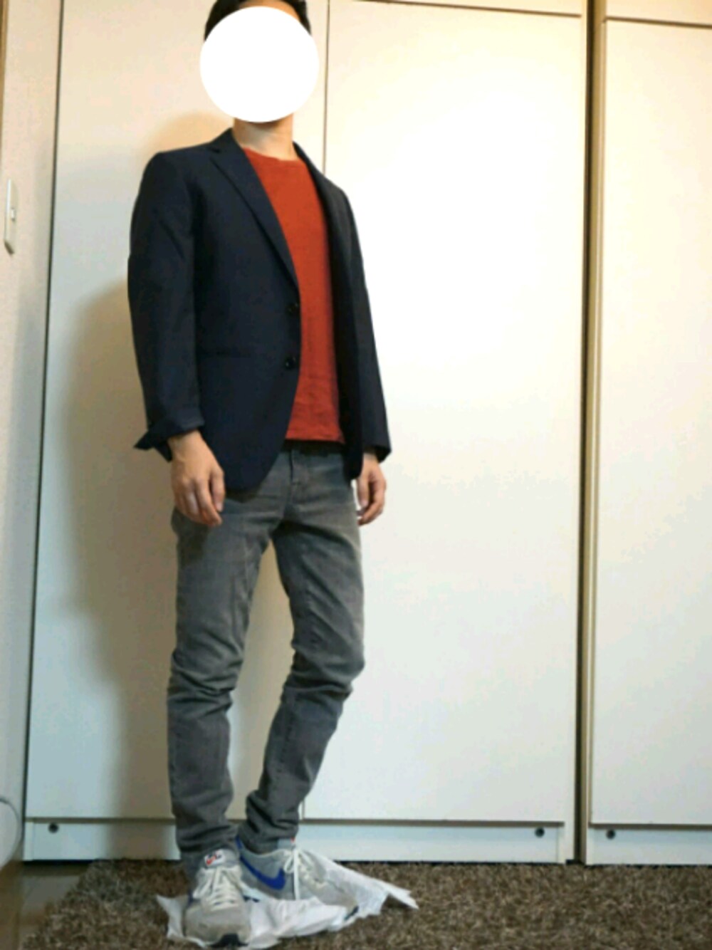 ホワイト系のTシャツ/カットソー、ブルー系のテーラードジャケット、グレー系のデニムパンツを着用したメンズの秋コーディネートの1枚目の写真