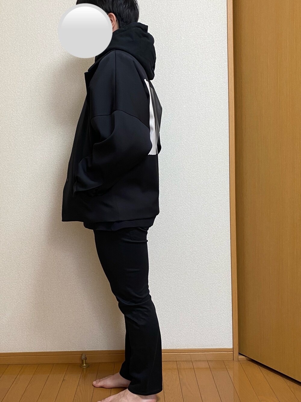 ブラック系のジャケット/アウター、ブラック系のパーカー、ブラック系のパンツを着用したメンズの冬コーディネートの1枚目の写真