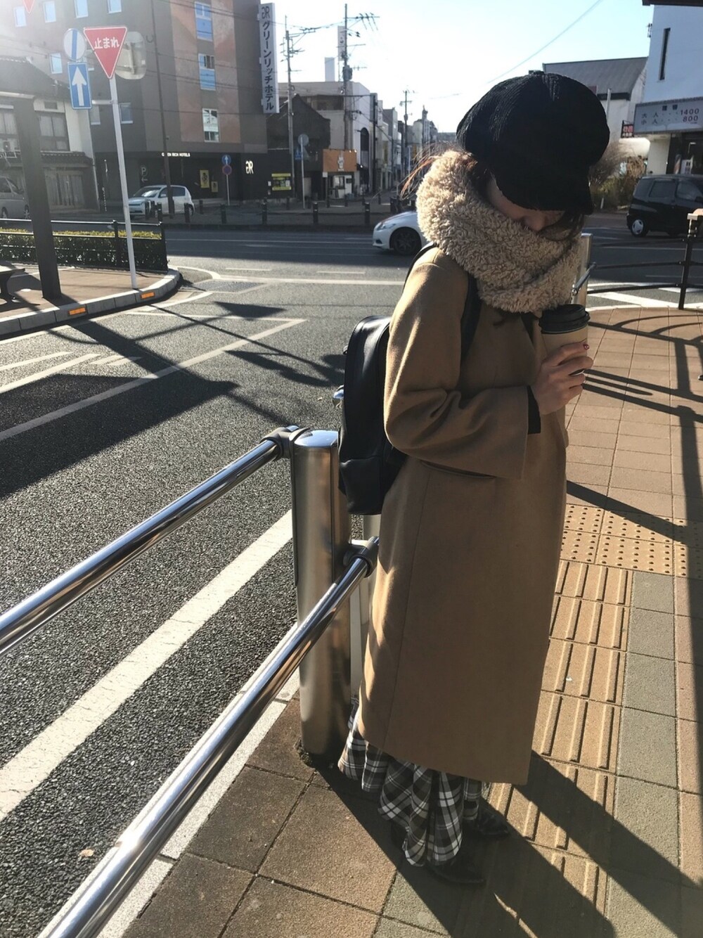「アシメスカート、アシンメトリー、チェスターコート、キャスケット、さむいですね、リュックスタイル」｜「porco-rossoのアイテム（バックパック/リュック、ブラック系）」を使った、mimaraiさん（レディース・162cm）の冬コーディネートの1枚目の写真