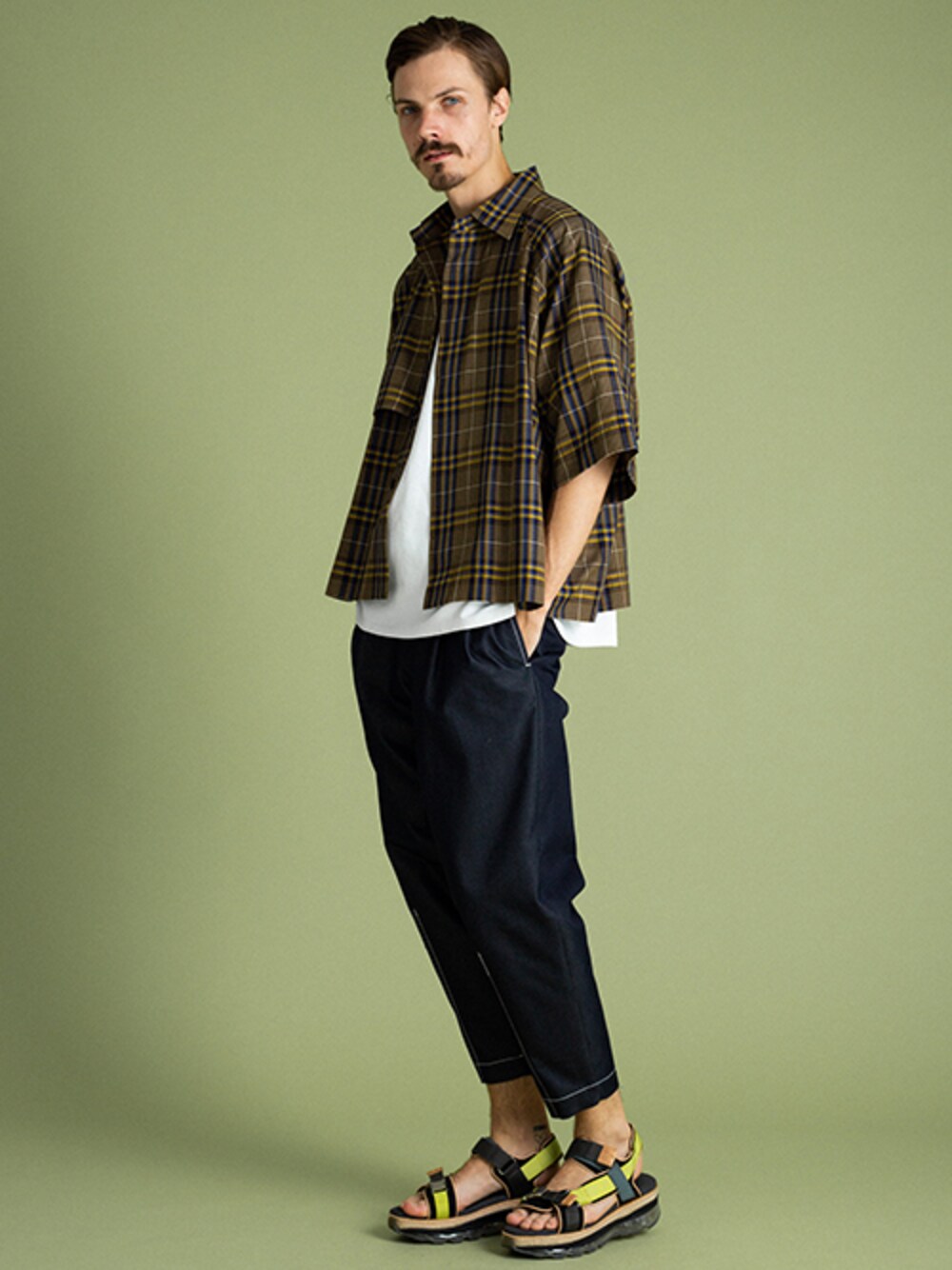 ベージュ系のシャツ/ブラウス、ホワイト系のTシャツ/カットソー、ブラック系のその他パンツを着用したメンズの夏コーディネートの1枚目の写真