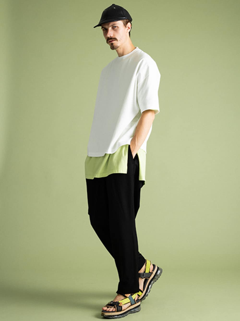 「レザー、キャップ、レイヤードスタイル、サンダル、ネオンカラー、夏コーデ、白Tシャツ、UNITED TOKYO、ユナイテッドトウキョウ」｜「UNITED TOKYOのギザコットンオーバーサイズTee（Tシャツ/カットソー、ホワイト系）」を使った、<OFFICIAL>UNITED TOKYO MENSさん（メンズ・184cm）の夏コーディネートの1枚目の写真